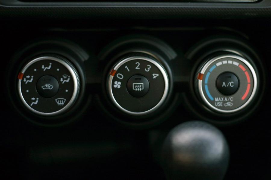 Детали интерьера Scion tC 2011 года  (фото 18 из 68)